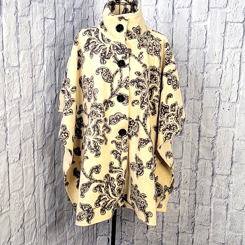 LE MODA Black and Cream Floral Button Up Fleece Cape Poncho OS‎